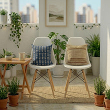 Set de 2 Sillas Eames, Color Blanco, con Patas de Madera