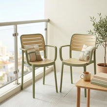 Silla Con Brazos Carolina, Verde Olivo y Beige, y espaldar de Líneas Horizontales