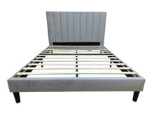 Cama Doble Lisa, Gris Claro, madera roble tapizada