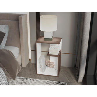 Mesa de Noche Evert, Chocolate y Blanco Duqueza, con diseño moderno y espacio para ubicar objetos