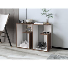 Mesa de Noche Evert, Chocolate y Blanco Duqueza, con diseño moderno y espacio para ubicar objetos