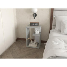 Mesa de Noche Evert, Cemento y Blanco Duqueza, con diseño moderno y espacio para ubicar objetos ZF