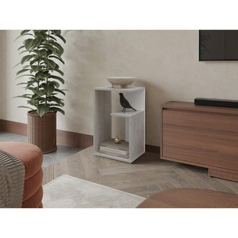 Mesa de Noche Evert, Cemento y Blanco Duqueza, con diseño moderno y espacio para ubicar objetos ZF
