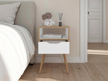 Mesa de Noche Alesio, Fresno Europeo y Blanco, con Patas en Madera y un Cajón X2