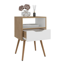 Mesa de Noche Alesio, Fresno Europeo y Blanco, con Patas en Madera y un Cajón X2