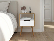 Mesa de Noche Alesio, Fresno Europeo y Blanco, con Patas en Madera y un Cajón X2