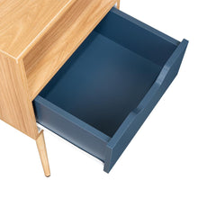 Mesa de Noche Alesio, Fresno Europeo y Blanco Kronos Azul, con Patas en Madera y un Cajón