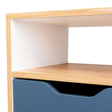 Mesa de Noche Alesio, Fresno Europeo y Blanco Kronos Azul, con Patas en Madera y un Cajón