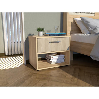 Mesa de Noche Sevin, Fresno Europeo, con espacio para colocar objetos y con deslizadores plásticos