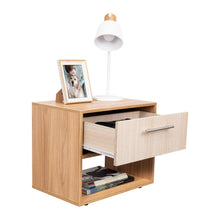 Mesa de Noche Sevin, Fresno Europeo, con espacio para colocar objetos y con deslizadores plásticos