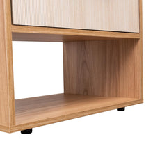 Mesa de Noche Sevin, Fresno Europeo, con espacio para colocar objetos y con deslizadores plásticos