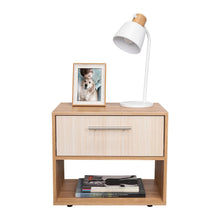 Mesa de Noche Sevin, Fresno Europeo, con espacio para colocar objetos y con deslizadores plásticos