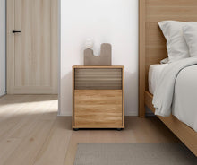 Mesa de Noche Wandda, Fresno Europeo y Roble Natural, con un cajón para guardar objetos