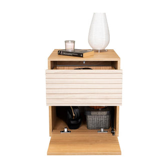 Mesa de Noche Wandda, Fresno Europeo y Roble Natural, con un cajón para guardar objetos