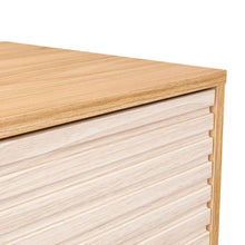 Mesa de Noche Wandda, Fresno Europeo y Roble Natural, con un cajón para guardar objetos