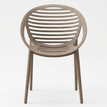 Silla Tokio con Brazos, Color Taupe, con Espaldar y Diseño Moderno