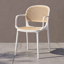 Silla con Brazos Nest, Color Blanco y Beige, Con espaldar y asiento en rejilla