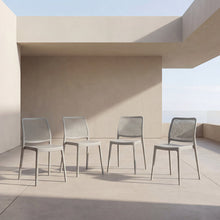 Silla Manhattan, Gris Oscuro, Con espaldar en rejilla y diseño minimalista X4