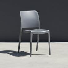 Silla Triveca, Gris oscuro, Con espaldar cerrado y diseño minimalista