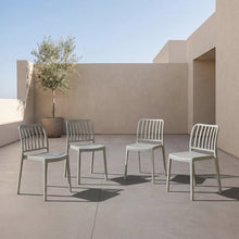 Silla Brooklyn, Gris Oscuro, Con espaldar en rayas y diseño minimalista X4