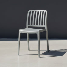 Silla Brooklyn, Gris Oscuro, Con espaldar en rayas y diseño minimalista