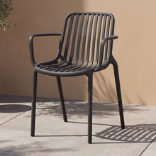Set de 2 Sillas Parma, Negro, con Espaldar en Rayas y Diseño Minimalista