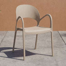 Silla Bremen, Taupe, Con espaldar, reposa brazos y diseño minimalista