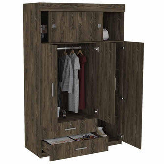 Closet Guadalupe, Chocolate, con Tres Puertas Abatibles con Cerradura y Variedad de Entrepaños