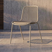 Silla Barcelona, Color Taupe, Con espaldar en lineas diseño moderno
