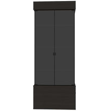 Vitrina Maia, Wengue, con Dos Puertas de Vidrio y Cuatro Entrepaños